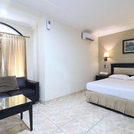 C'One Hotel Pulomas Jakarta Bagian luar foto