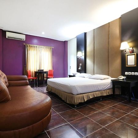 C'One Hotel Pulomas Jakarta Bagian luar foto