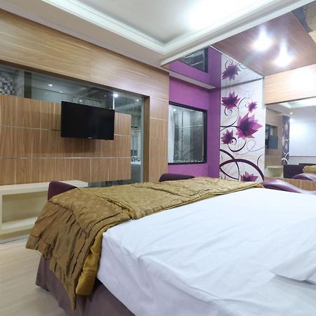 C'One Hotel Pulomas Jakarta Bagian luar foto