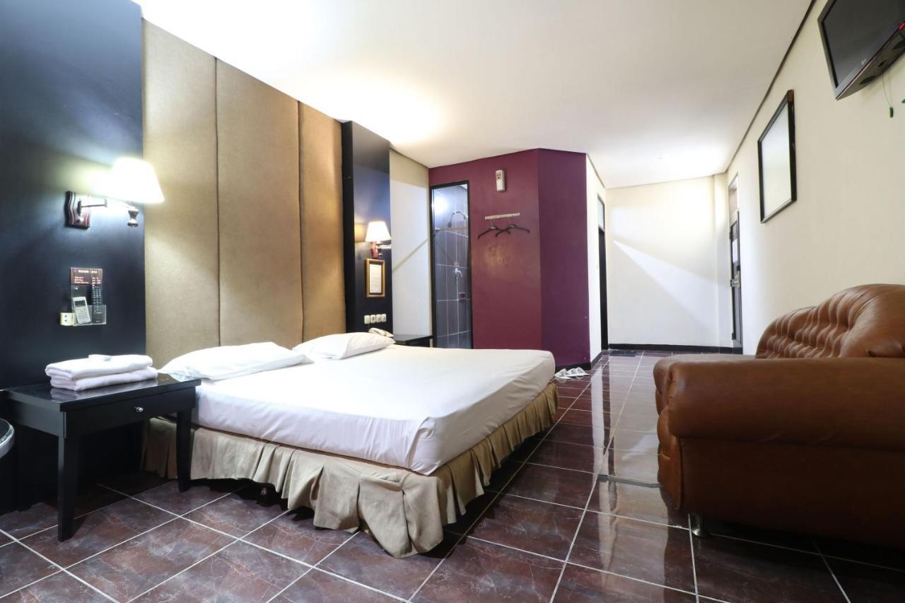 C'One Hotel Pulomas Jakarta Bagian luar foto