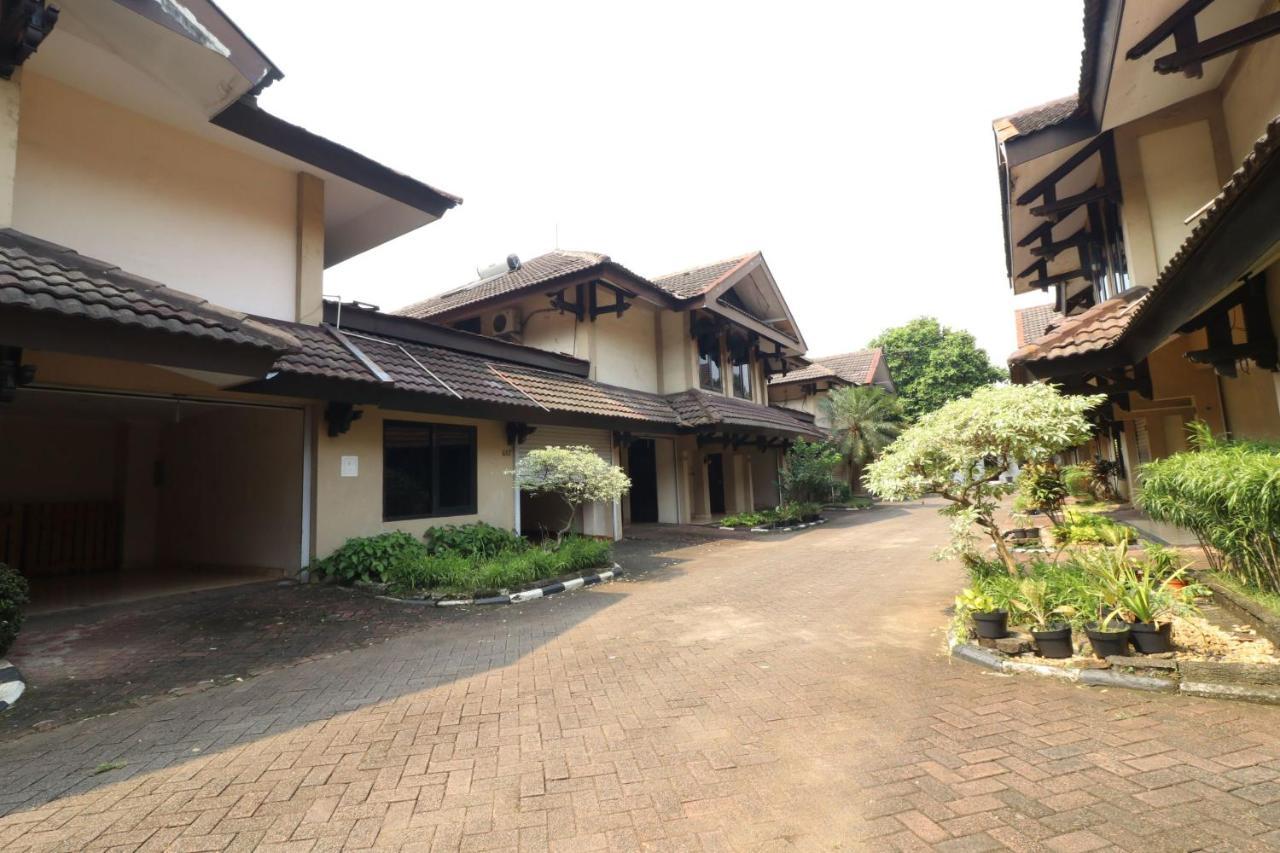 C'One Hotel Pulomas Jakarta Bagian luar foto