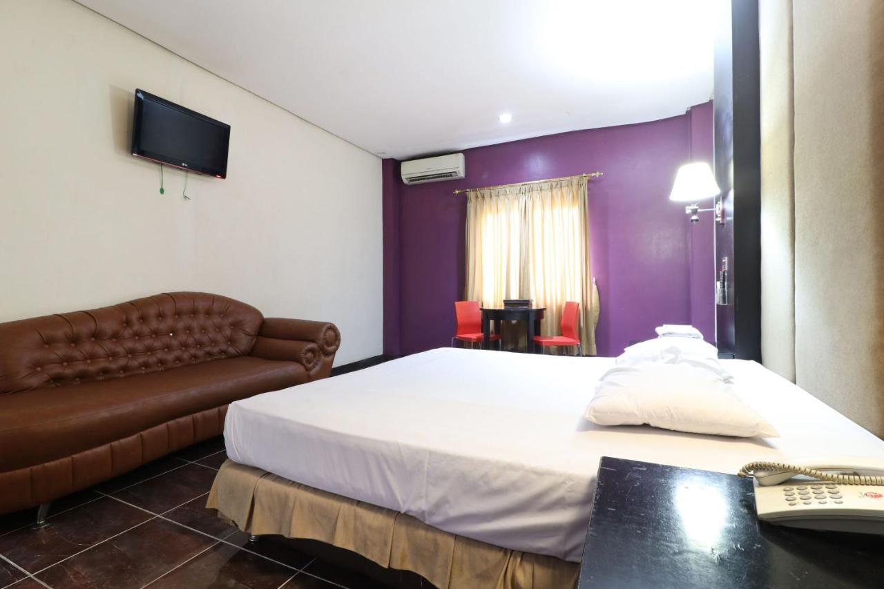 C'One Hotel Pulomas Jakarta Bagian luar foto
