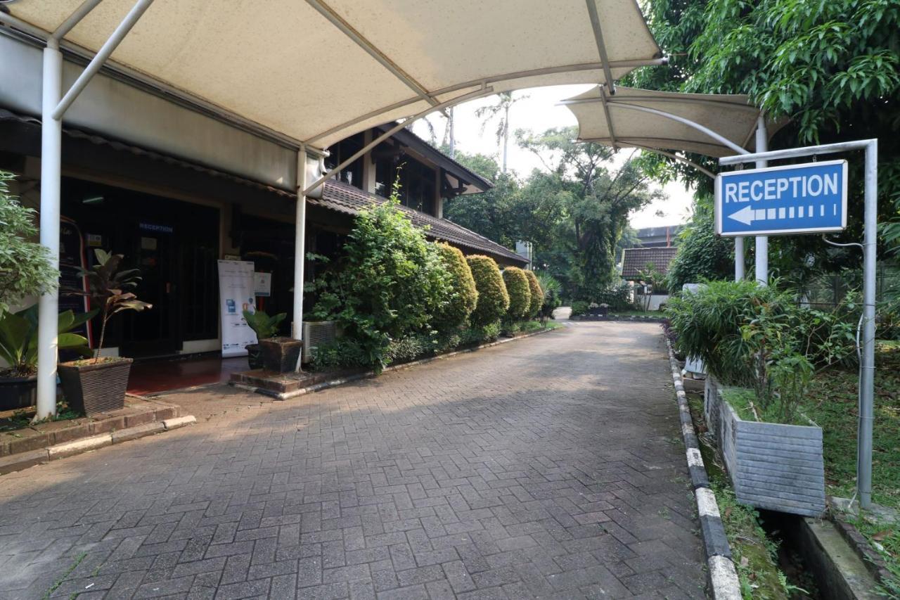 C'One Hotel Pulomas Jakarta Bagian luar foto
