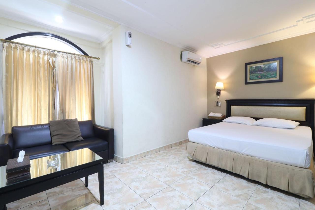 C'One Hotel Pulomas Jakarta Bagian luar foto
