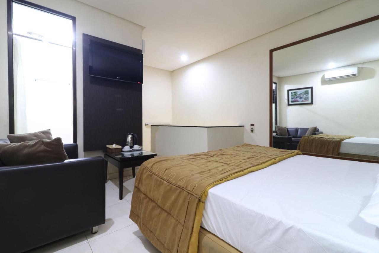 C'One Hotel Pulomas Jakarta Bagian luar foto