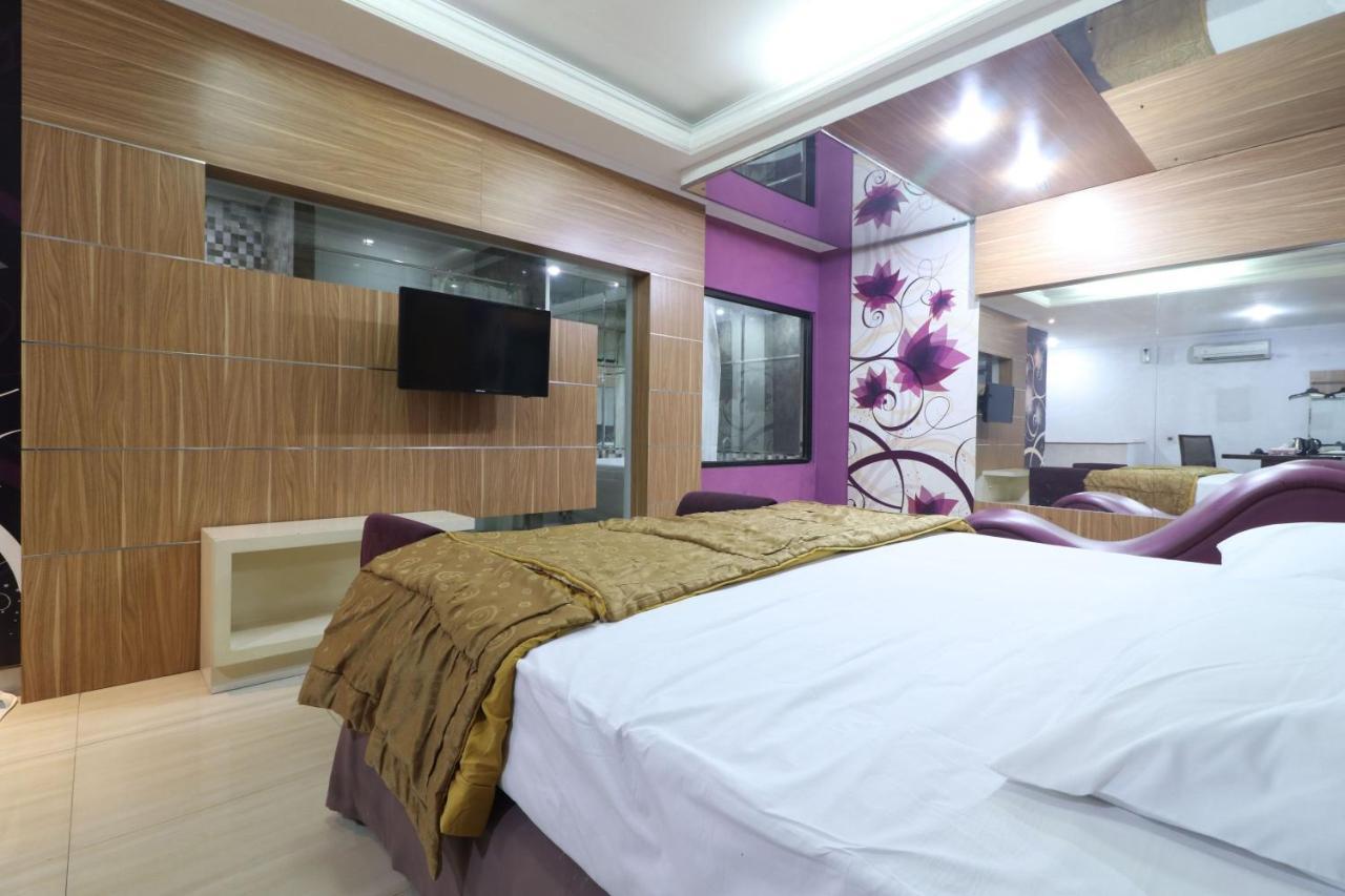 C'One Hotel Pulomas Jakarta Bagian luar foto