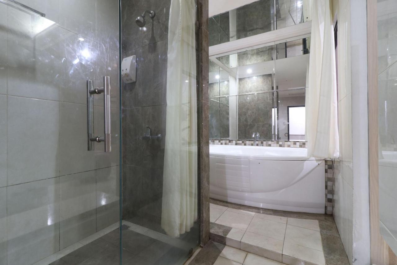 C'One Hotel Pulomas Jakarta Bagian luar foto