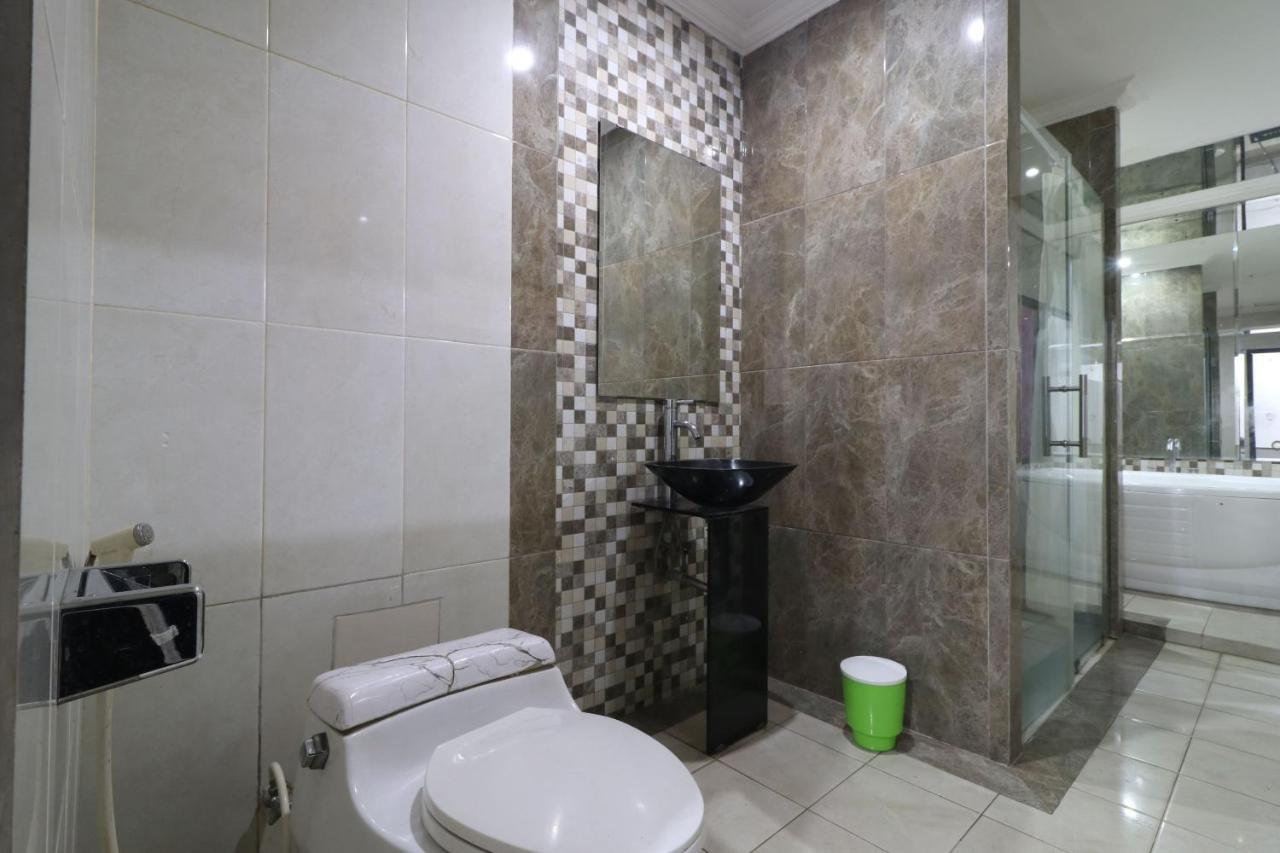 C'One Hotel Pulomas Jakarta Bagian luar foto