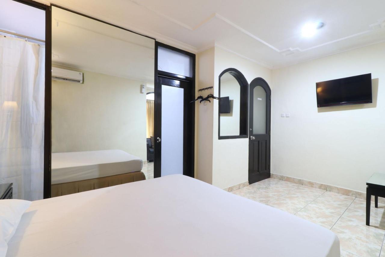 C'One Hotel Pulomas Jakarta Bagian luar foto