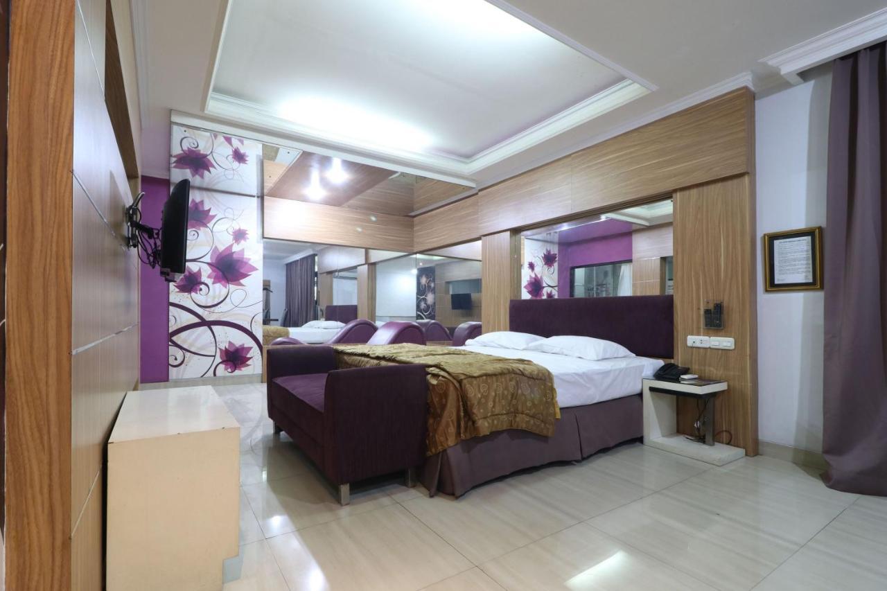 C'One Hotel Pulomas Jakarta Bagian luar foto
