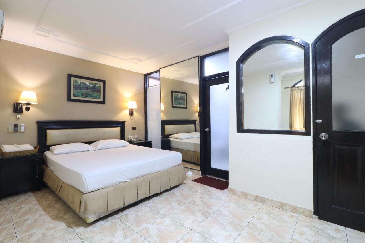 C'One Hotel Pulomas Jakarta Bagian luar foto