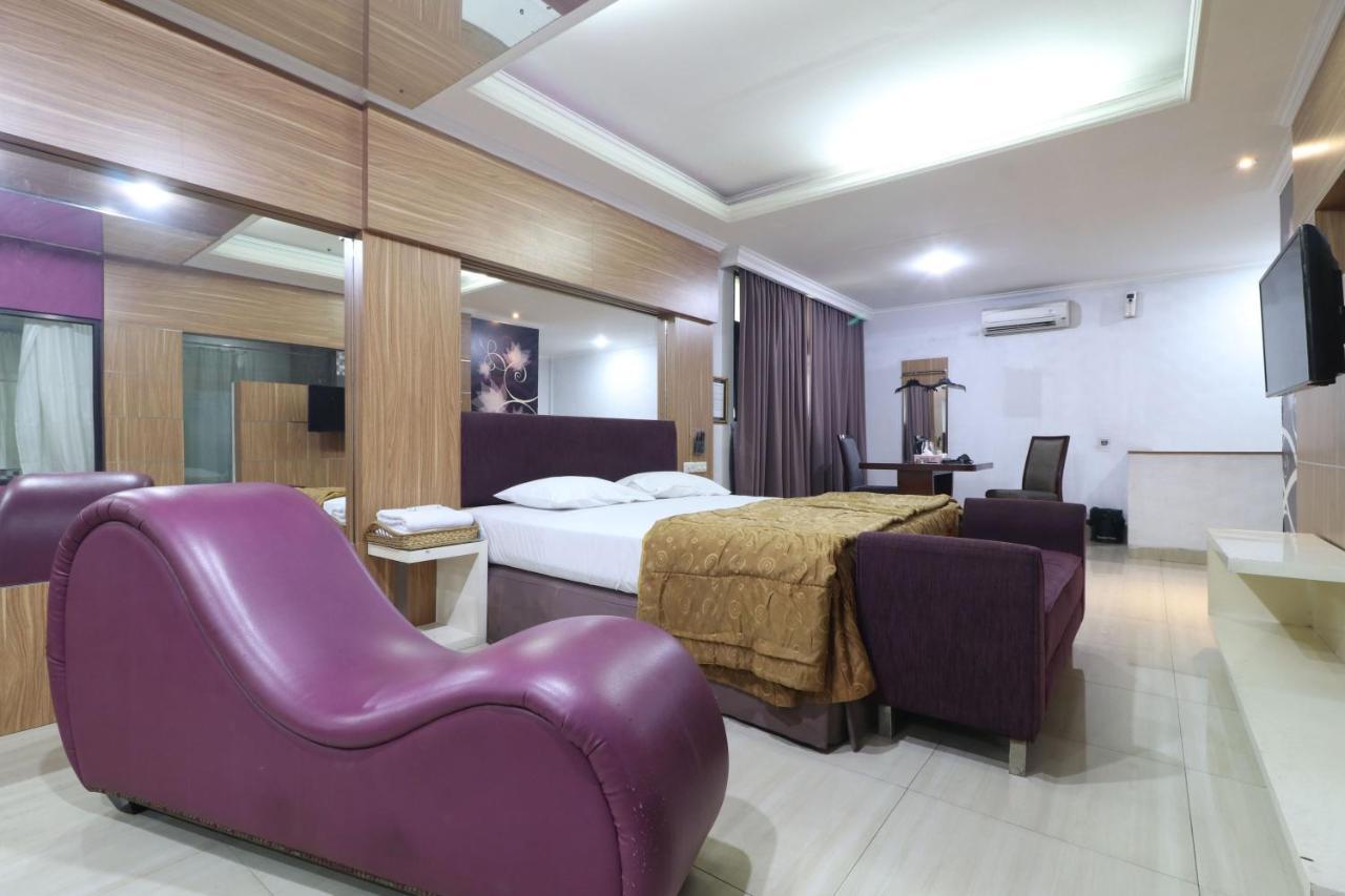 C'One Hotel Pulomas Jakarta Bagian luar foto